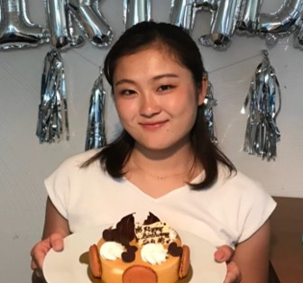 大学名：成城大学
出身地：東京都
ニックネーム：まゆ　さとまゆ
趣味・特技：体を動かすこととグルメ探し。大学ではヨット部に所属しています。


入社に向けて一言！：一生懸命勉強を続け、頑張りたいと思います。同期の皆様どうぞよろしくお願いします！